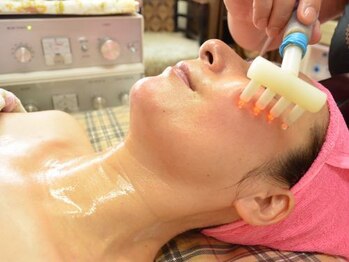 手づくり美顔サロン花 福岡天神本店の写真/お顔のたるみ改善コース★オールハンド施術でリフトアップ・ほうれい線・たるみ改善等のお悩み解消♪