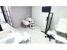 ジャミーラ ティアラ(Jamila Tiara)の雰囲気（テレビ付きの明るく清潔感あふれる空間で快適に施術を）