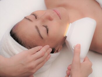 ネルケア(NERUKEA)の写真/《最新脱毛機(IPL&SHL式)》痛みの少ない脱毛で産毛までケアし化粧ノリUP&くすみ知らずの若々しい印象肌へ♪