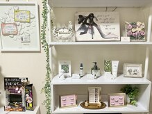 サロン ド アダルジーザ(salon do Adalgisa)/棚にはアイテムやデザイン見本も