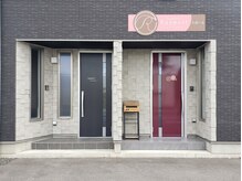 エステティック らぽーる(Rapport)の雰囲気（赤いドアがフェイシャル&ボディ★黒いドアは脱毛のお部屋です）