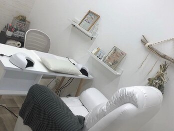ラポームアンドニコ(Lapaume&Niconail)の写真/【ネイリストは全員資格保持◎】個室のプライベート空間でゆったり動画を見ながら施術を受けられます！