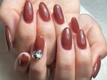 ネイル ミンク(nail mink)の雰囲気（透け感オレンジブラウンにVカットストーンを装着しています）
