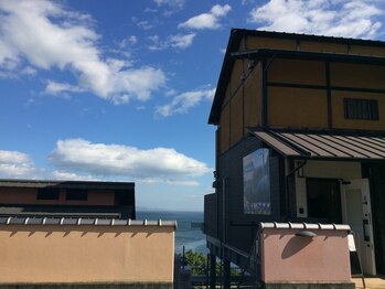 ナチュリラ(Naturira)/右側の白い扉が入り口です！