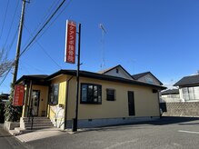 オレンジの看板が目印！6台停められる広い駐車場完備！