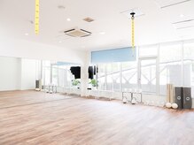 居留地フィットネス 神戸三宮スタジオの雰囲気（広々とした清潔感のある開放的な明るいスタジオ♪）