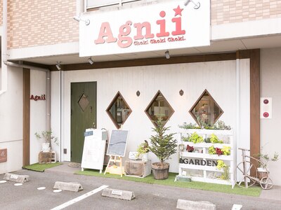 当店の外観です。美容室【Agnii】内に併設しています。