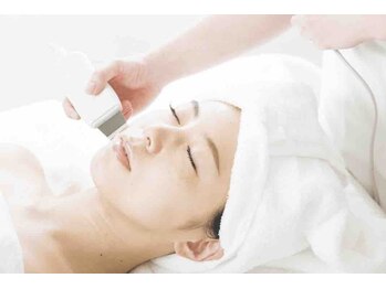 ブランシェ 野々市店 × 椿の写真/【毛穴洗浄×美白】超音波ピーリングで毛穴汚れ/角質/黒ずみを徹底解消!!ハリ・ツヤ・お肌の透明感UP◎