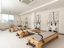 アールプラス 東山公園前(R+)の雰囲気(パーソナルレッスンルーム。タワー3台、チェア、バレルなど完備)