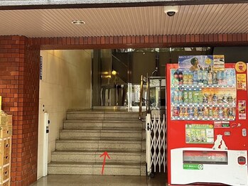 プラチナムドール 福岡大名店(PLATINUMDOLL)/階段を上がります。