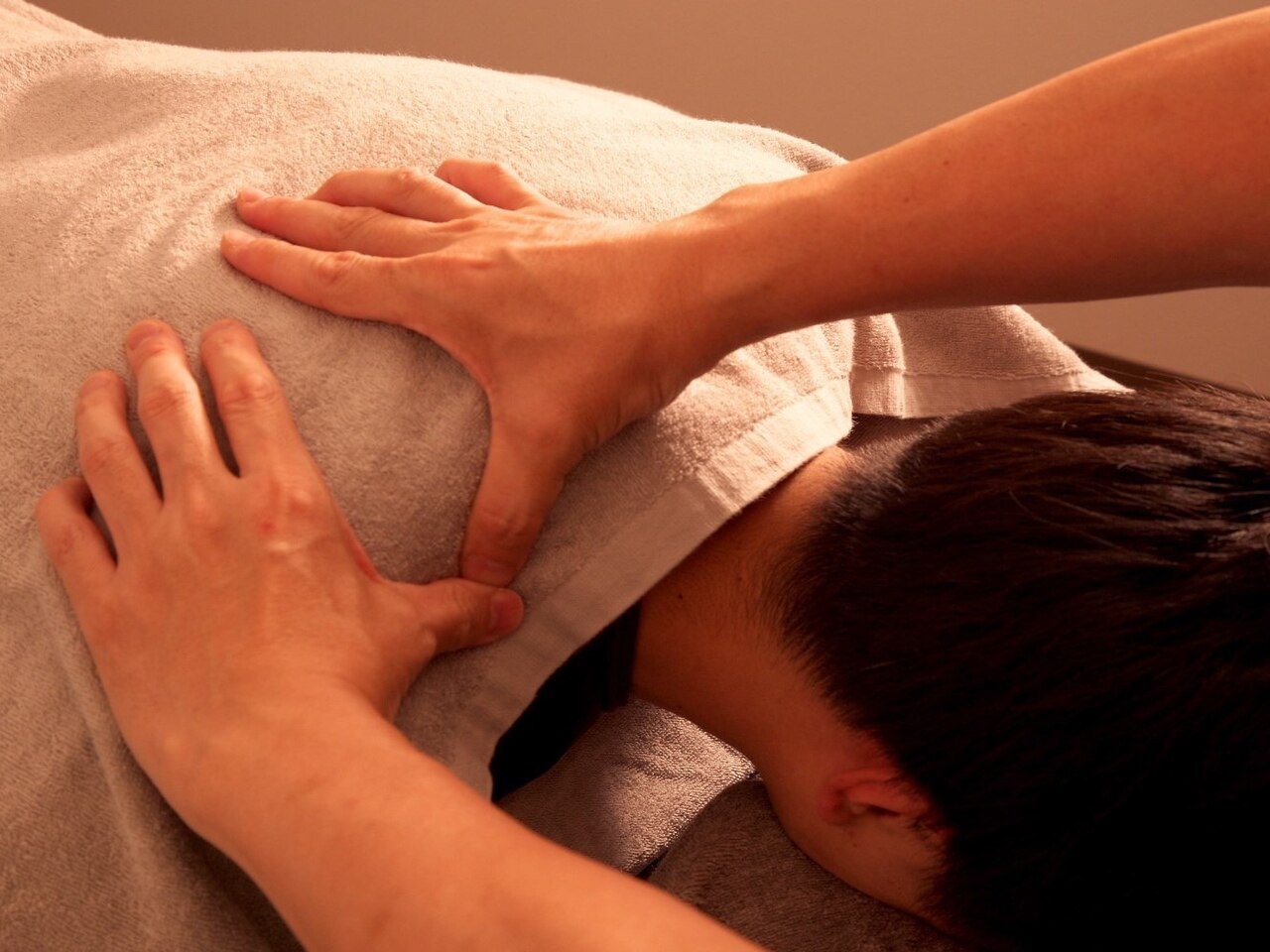 【凝り固まった首/肩/腰/足/頭に！全身スッキリ】もみほぐし60分　\4500