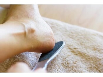 ビューティフルムーン ネイル 本厚木(Beautiful Moon Nail)の写真/【足元から美しさを磨く】素足の時期に向けて角質ケア×ネイルで完璧な仕上がりに*お得なSETクーポンも◎