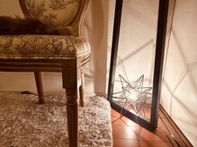 サロン ド アオゾラ(Salon de Aozora)/柔らかなオレンジ色の間接照明