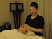 整える時間の雰囲気（オールハンドで施すフェイシャルリンパマッサージ）