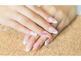 清楚だけど可愛いフレンチネイル