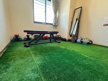 床は人工芝で緑を基調とした自然な雰囲気。足裏の感覚が◎