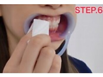 ホワイトニングサロン 四日市white/歯の表面の水分拭取