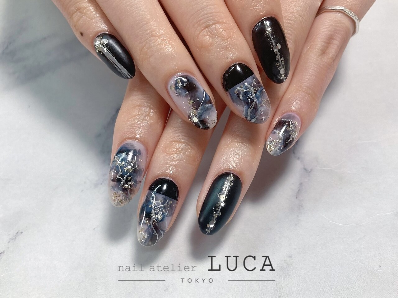 2025年-2026年冬トレンド】ブラック 冬のネイルデザイン集｜人気順