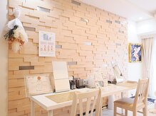 ル ソアン 六甲道(Le soin)の雰囲気（店内明るく広々した空間です。個室のエステルームもございます。）