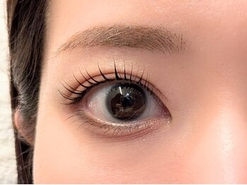 MUKU eyelash＆eyebrow　肥後橋　【ムク】　[マツエク/まつげパーマ/眉毛/アイブロウ]の写真/【やりすぎない大人の洗練目元へ】自まつ毛にスッと馴染む上質エクステ＆パーマで品格あるナチュラル美に。
