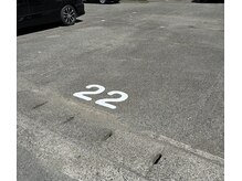 レル(reru)の雰囲気（駐車場は22番に止めて下さい！茶色のマンションの102号室です。）
