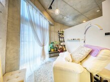 ロリー(LOLiE)の雰囲気（座った瞬間睡魔が襲うふかふかのソファーで施術いたします♪）