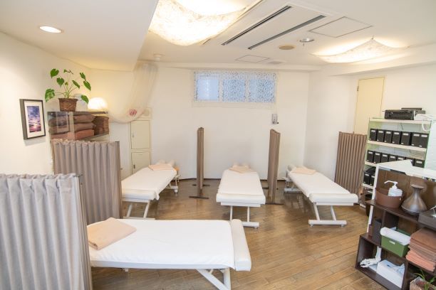 施術ベッド・姿見・ダイニングセット 大船駅近く引き取り