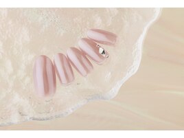 フェミニンなツヤツヤネイル