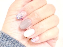 上品グレージュ×大人ラメネイル