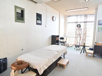 からだのみかた整体院/昼間は日が入ります