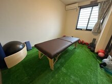 施術台を完備。膝や腰に不具合がある方も安心してお越しください