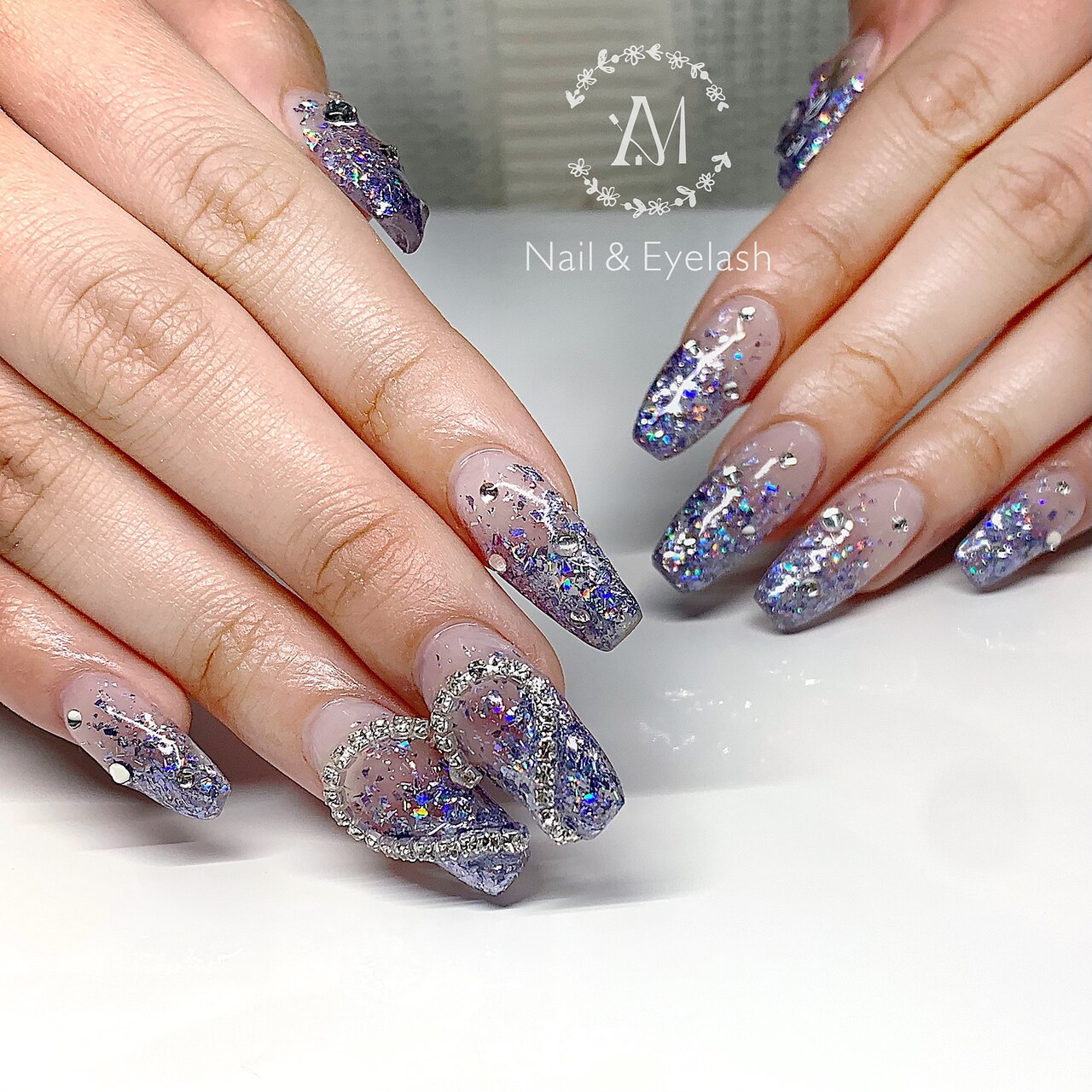 2025年秋トレンド】ストーン ラメグラデーションのネイル