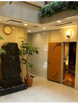 タイリラクゼーションスペース プラスセフィーレ(Thai Reｌaxation Space +CEFLE)/入り口の扉を開けると非日常空間