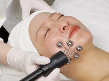 リュクスルーム(Luxe room)の写真/【テラボーラー導入店】表情筋を鍛えることでたるみ・むくみなどの年齢によるお肌のお悩みに働きかけます◎