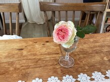 コカゲ(Kokage)の雰囲気（お気に入りの薔薇で彩ったサロン）
