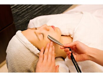 アデージョ アデオス(Ade-jyo.Adeosu)の写真/【国家資格者による究極シェービング】お顔剃り＋肌別パック　 ￥5500