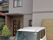 サンドベージュ色で玄関がレンガ調の建物になります。