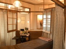 かすがい鍼灸院リハート(Re.heart)の雰囲気（アロマの香る施術室/ライトの影が天井に映し出されています）