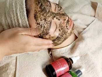 ピエナ(Piena)の写真/季節の変わり目でお肌のお悩みを抱えている方に♪ハーブピーリングで毛穴の汚れ/詰まり/開きを徹底ケア◎