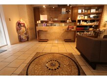 エムスラッシュ 新百合ヶ丘店(M.SLASH)/扉を開けるとロビーがあります♪