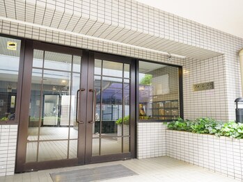 温(on)/サロン建物玄関