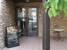 デュオール(Dieuor)の雰囲気(店舗はエノモト美容室の建物内にあり、こちらが入口となります。)
