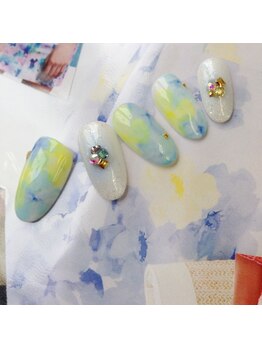 お洋服と合わせたフラワーネイル