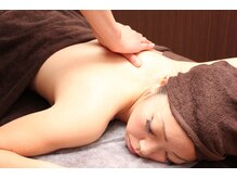 リラクゼーションなごみ 御経塚店の雰囲気（しっかりとした手技で固まった筋肉をほぐしていきます。）
