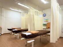 へいさか整体院の雰囲気(カーテンで仕切られた清潔な院内。お悩みをしっかりお伺いします)