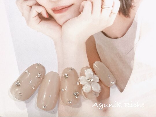 2025年冬】ベージュ フラワー ハンドのネイルデザイン集｜人気順  