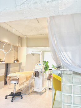 ユイット(huit)の写真/乾燥とテカリが混在する冬のゆらぎ肌に。角質を整え、毛穴の開きやくすみをケア。透明感あるなめらか肌へ。