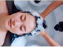 ロカ 高円寺(loca)の雰囲気（美容師のウエットスパ技術。髪を擦らずに凝りをほぐしていく）