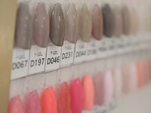 plasticbird.nails 【プラスチックバードネイルズ】の雰囲気（カラーは肌なじみのよい色から、気分が弾む鮮やかな色まで）