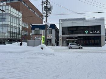 サロン レーヴェ(Salon LOWE)/駐車場中から4条通りの景色